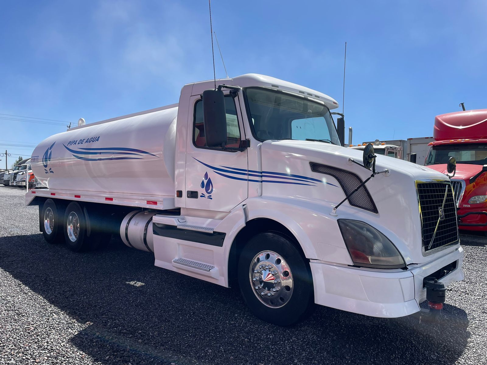 #663 Camion Pipa 19,000lt Volvo 2005 Motor Cummins std 10 vel. 13,000lb