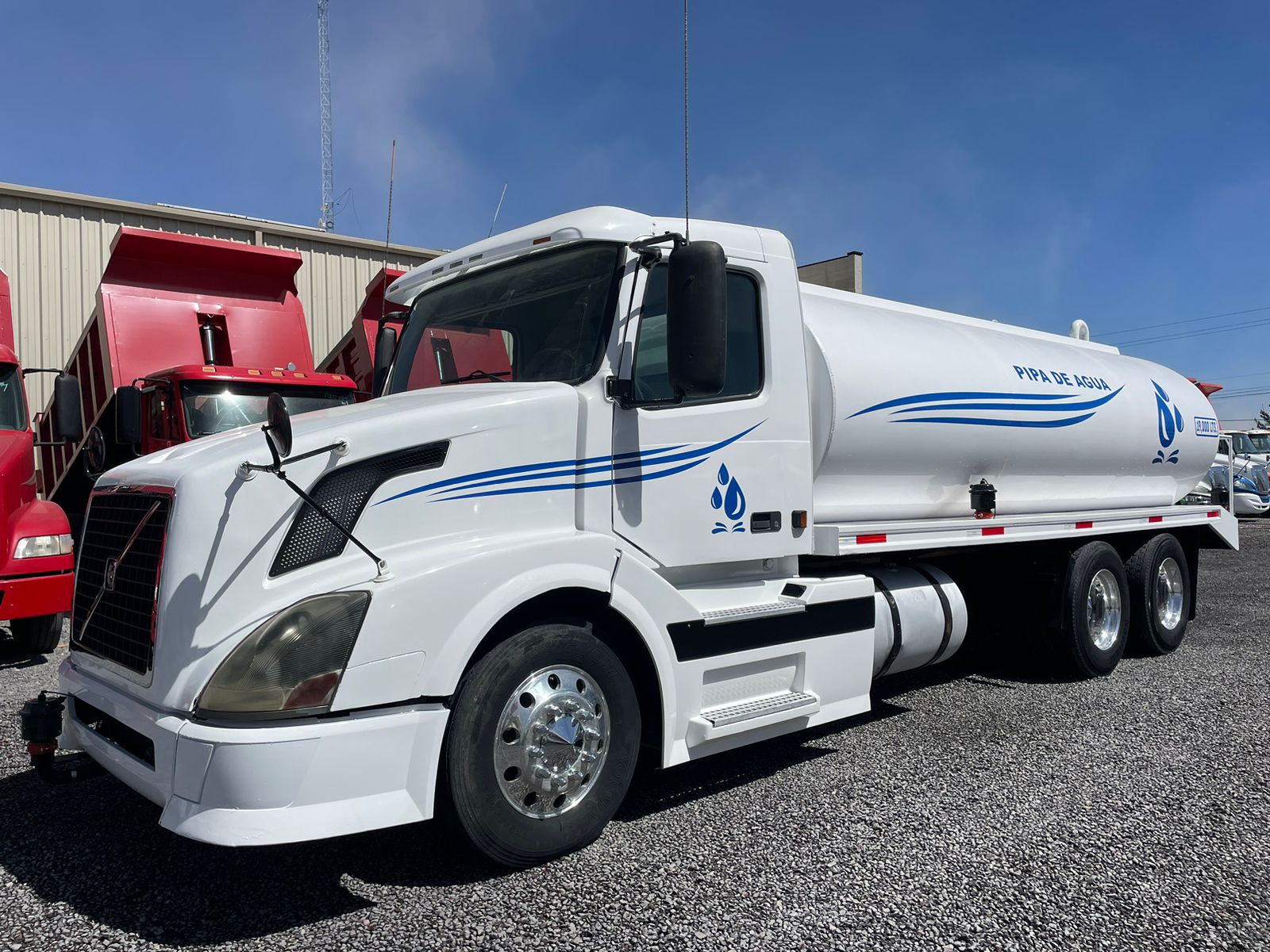 #663 Camion Pipa 19,000lt Volvo 2005 Motor Cummins std 10 vel. 13,000lb