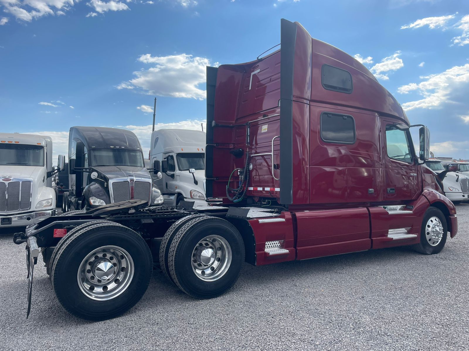 #2666 Camion Volvo 2019 Motor Volvo D13 Automático 42,000lb Placas Estatales