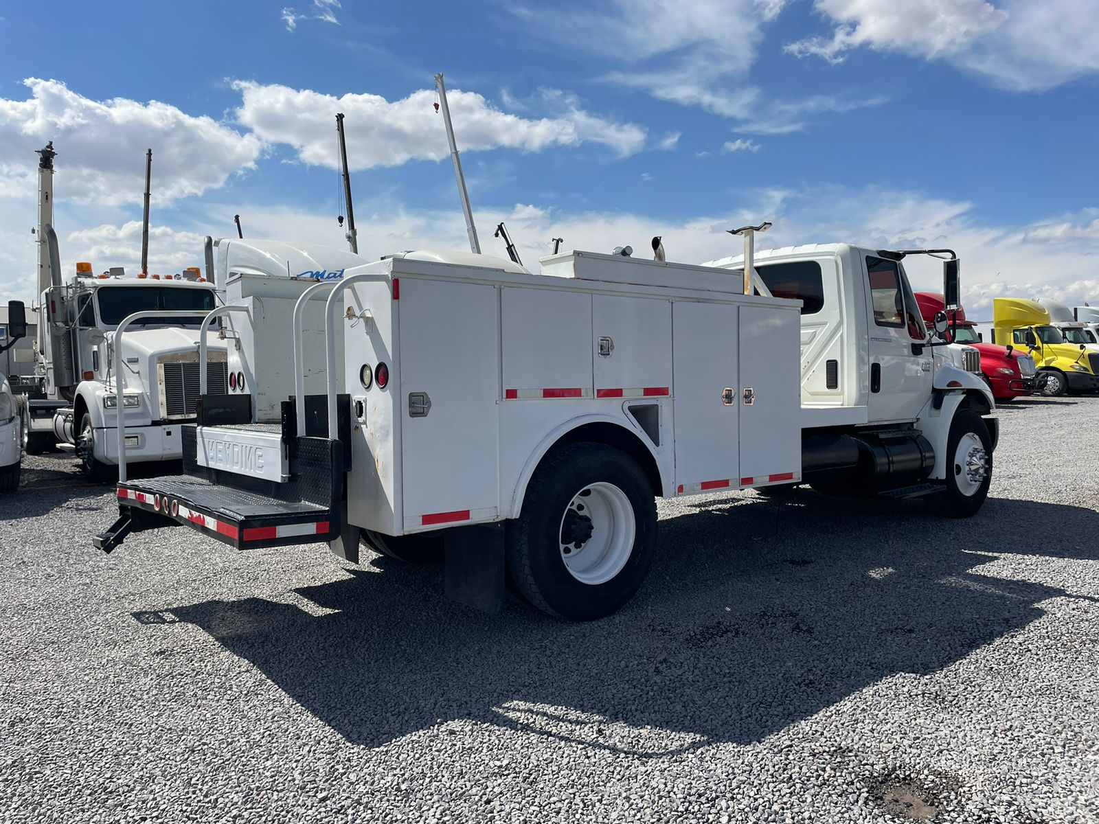 #1280 Camion de Servicio International 2004 Motor Navistar StD 6 vel. 13,000lb