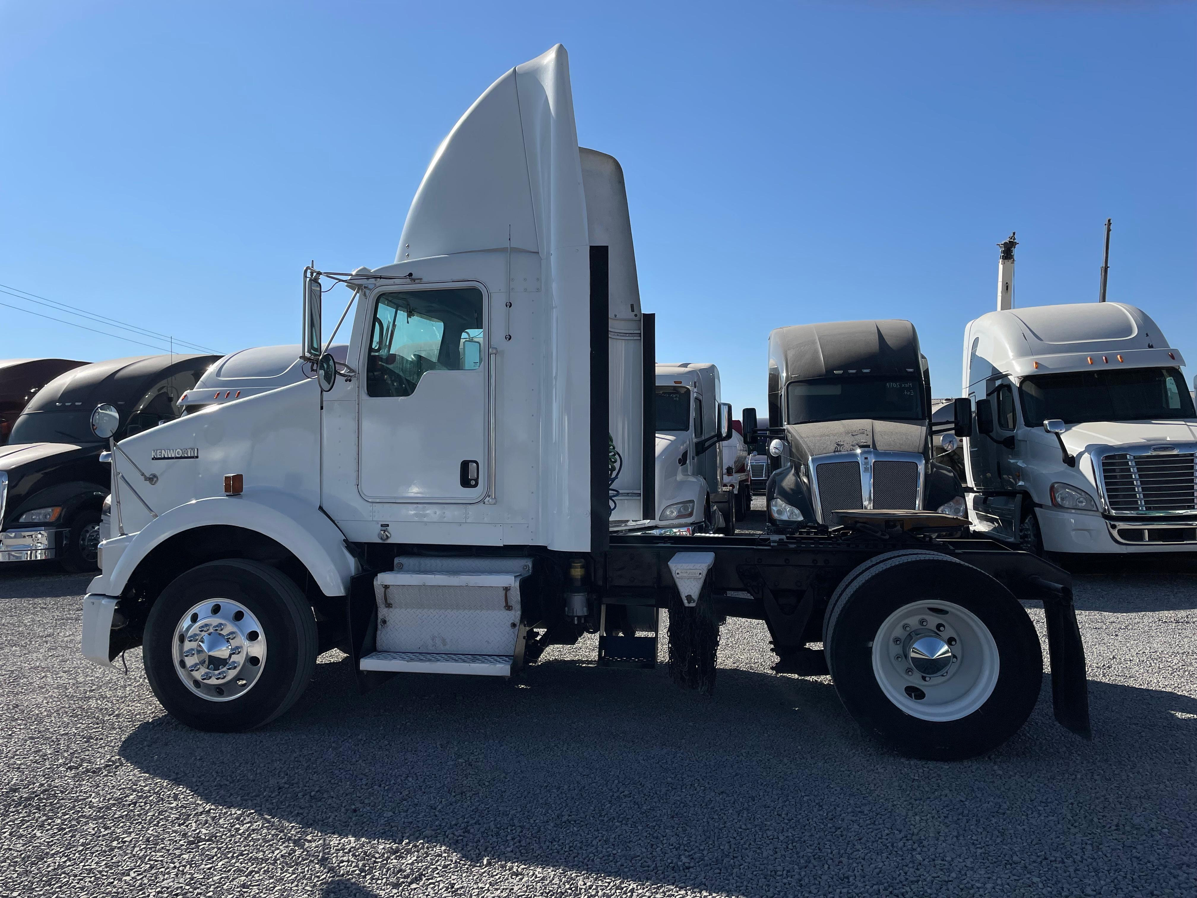 #2677 Camion Kenworth T800 2007 Motor Cummins ISX-450hp std. de 10 vel. 13,000lb Placas Estatales