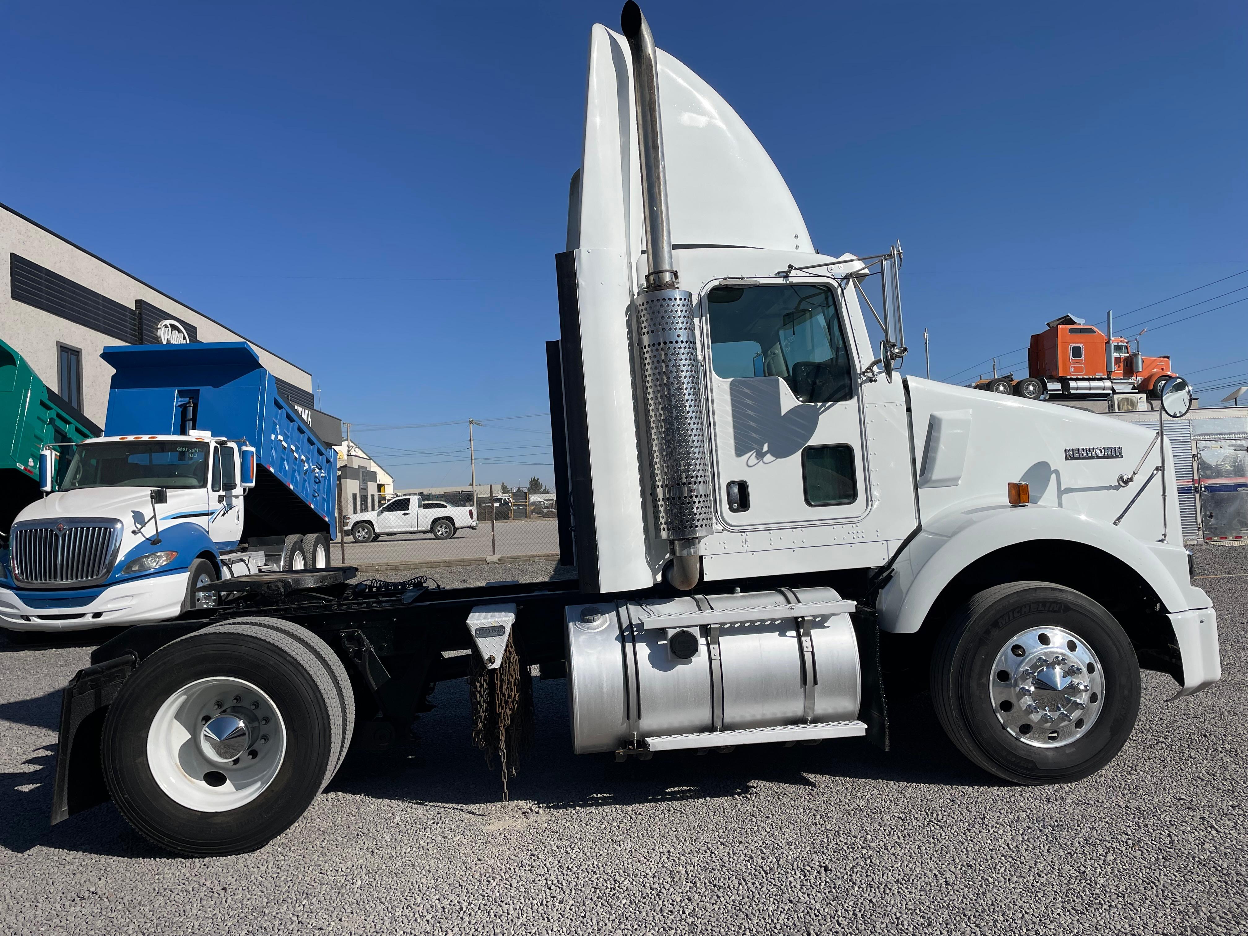 #2677 Camion Kenworth T800 2007 Motor Cummins ISX-450hp std. de 10 vel. 13,000lb Placas Estatales