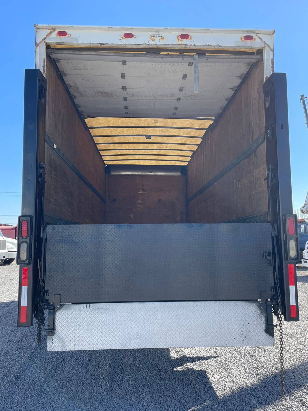#2682 Camión con Caja seca 22' Sterling 2005 Motor Mercedes Benz Automático 1,300lb