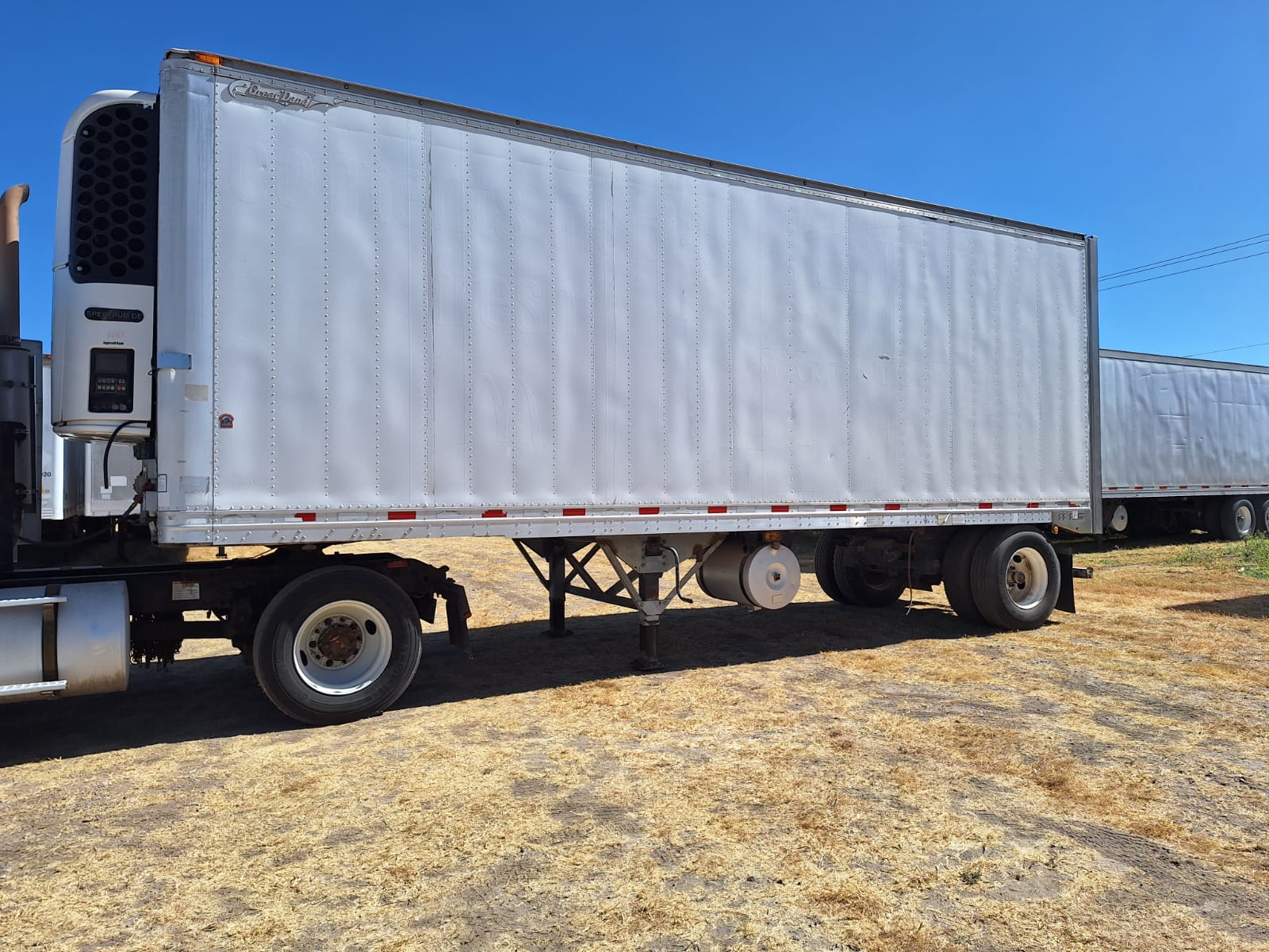 #535 Caja refrigerada 28' Marca Great Danes 2007 Unidad Thermo King Suspensión de Aire Puerta de cortina