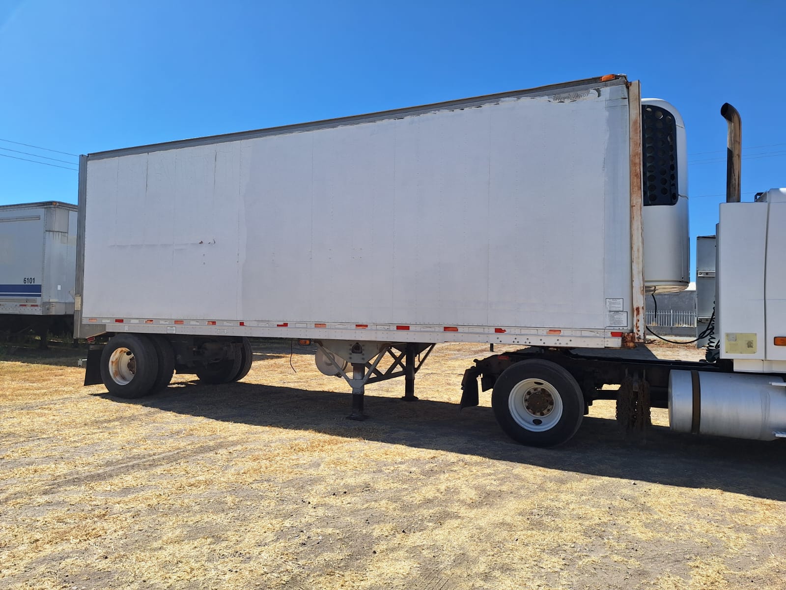 #535 Caja refrigerada 28' Marca Great Danes 2007 Unidad Thermo King Suspensión de Aire Puerta de cortina