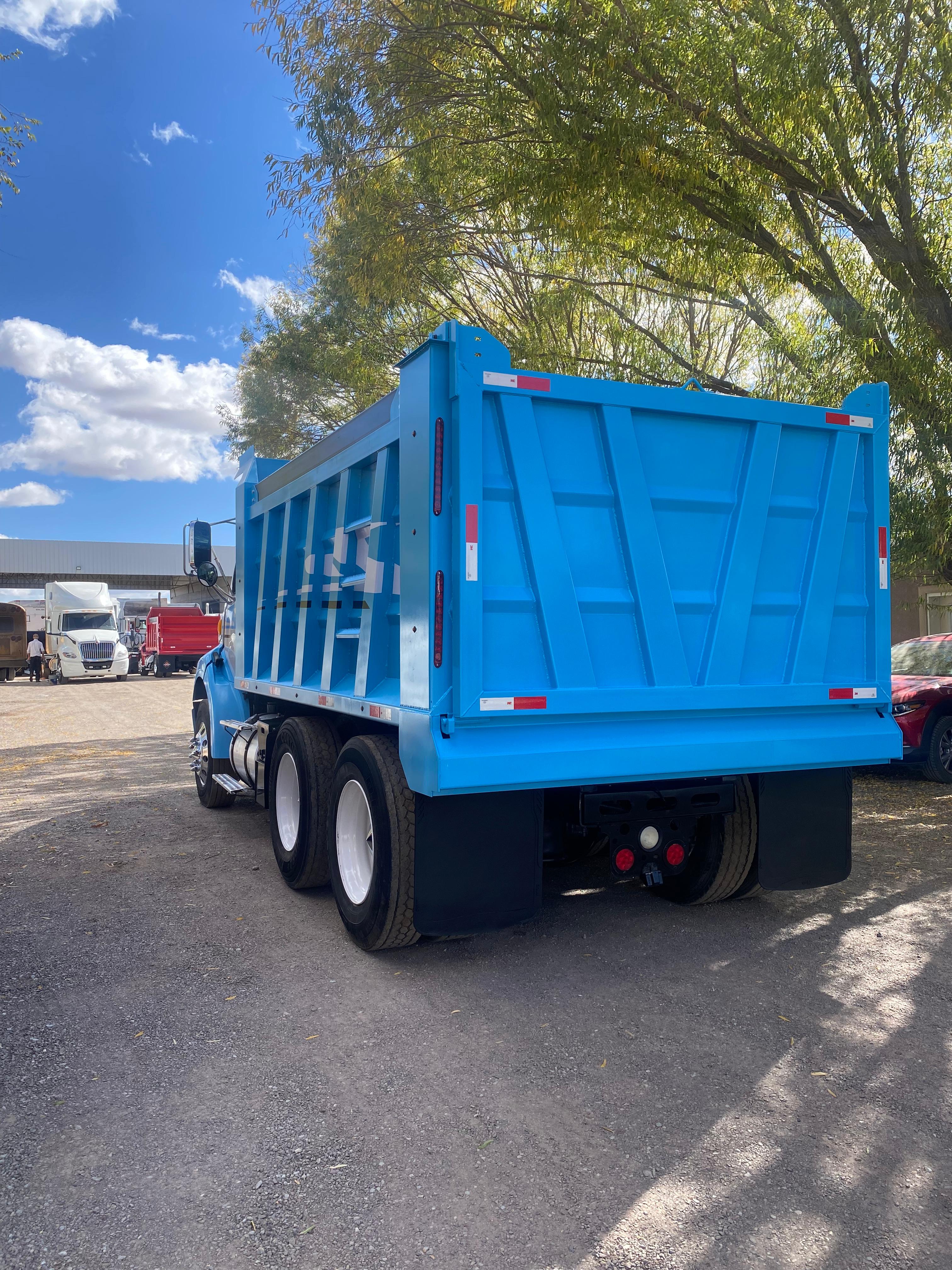#1834 Camion Volteo Dompe 14 mts Sterling 2005 Motor Mercedes Benz Estándar 10 vel. 42,000lb Freno de motor Placas Estatales