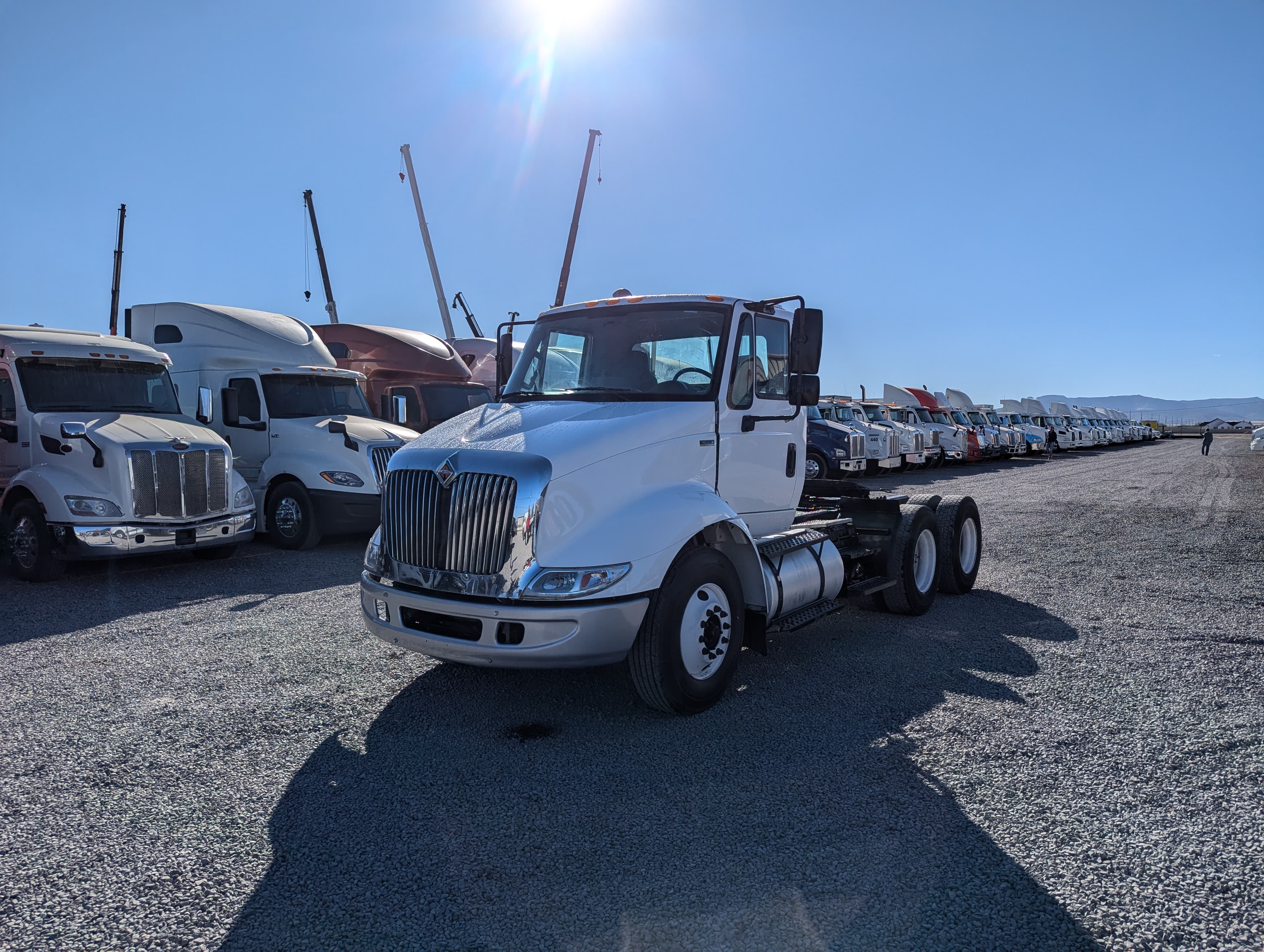 #2583 Camión Day Cab International 2013 Motor Maxx Forcé Estándar 10 Vel. 42,000lb Placas estatales