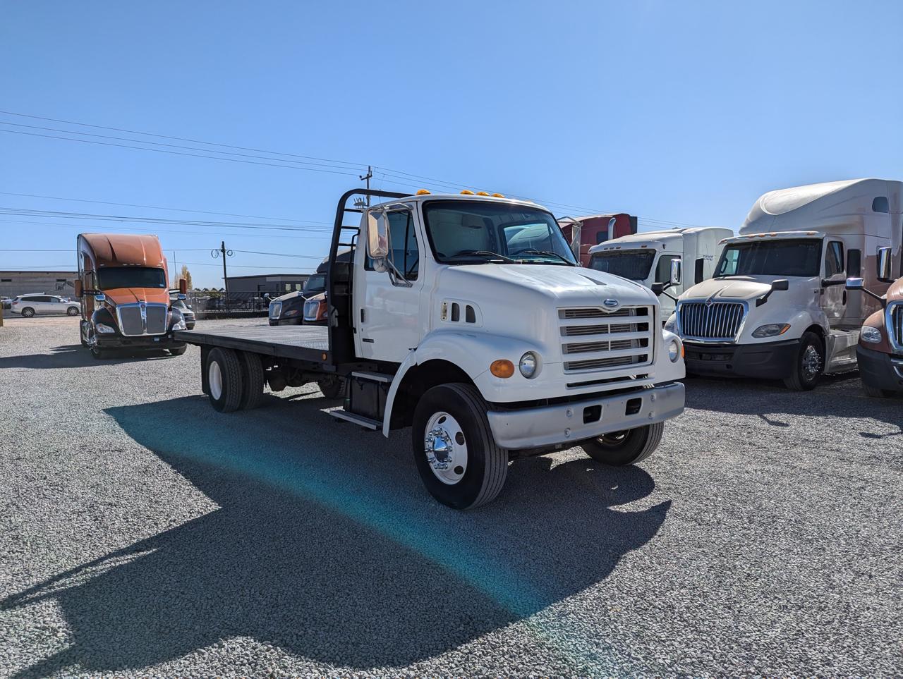 #1448 Camión con Plataforma 23' Sterling 1999 Motor Cummins Automático 1,300lb