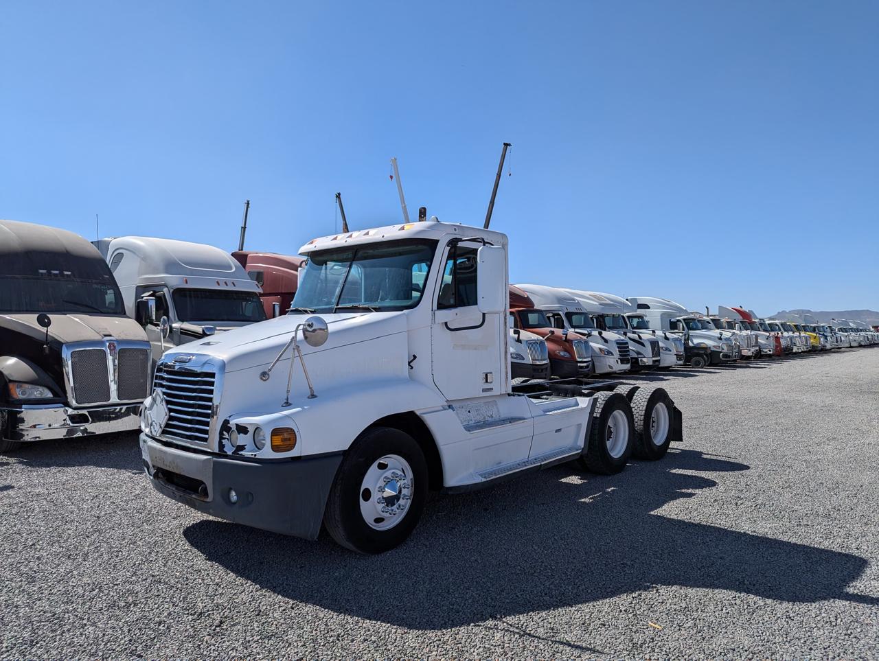 #2714 Camión Day Cab Freightliner 2005 Motor Detroit serie 60 Estándar 10 Vel. 42,000lb