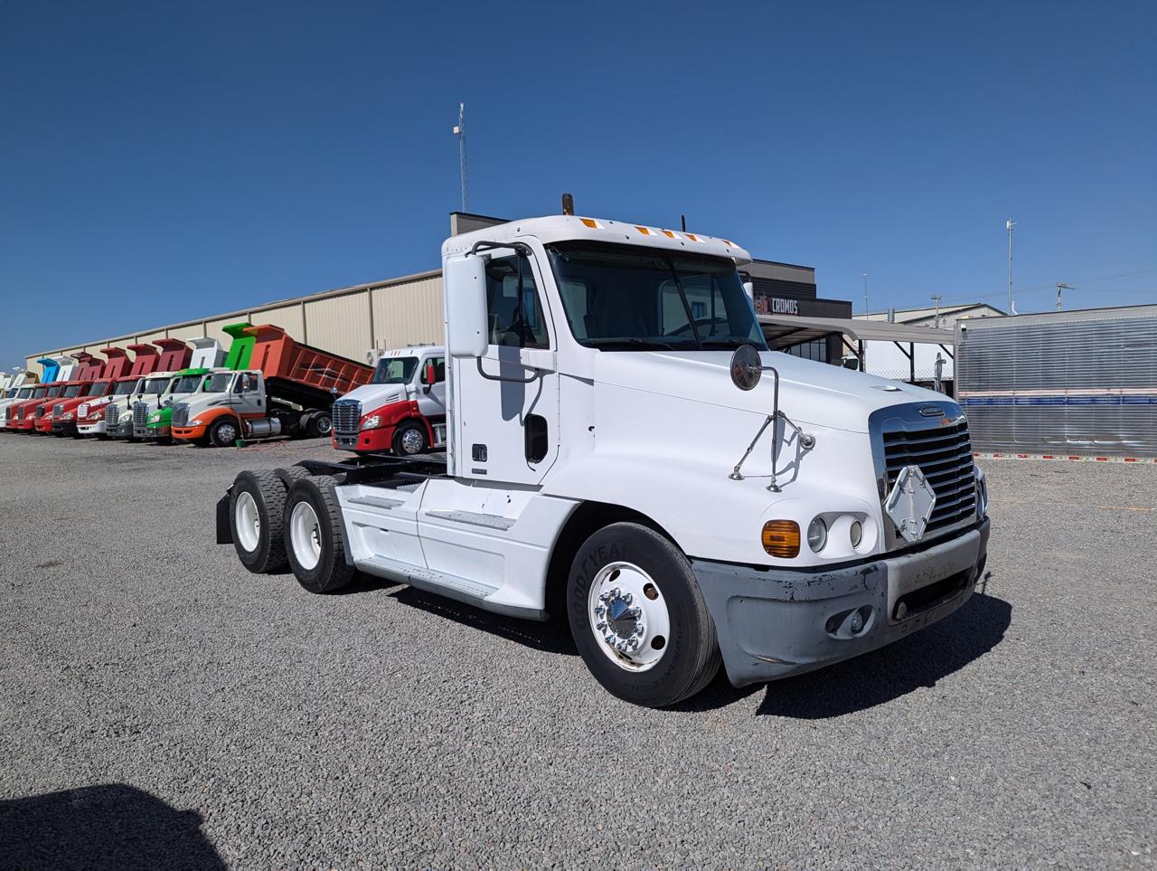 #2714 Camión Day Cab Freightliner 2005 Motor Detroit serie 60 Estándar 10 Vel. 42,000lb
