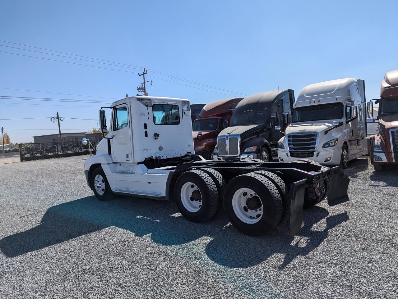 #2714 Camión Day Cab Freightliner 2005 Motor Detroit serie 60 Estándar 10 Vel. 42,000lb