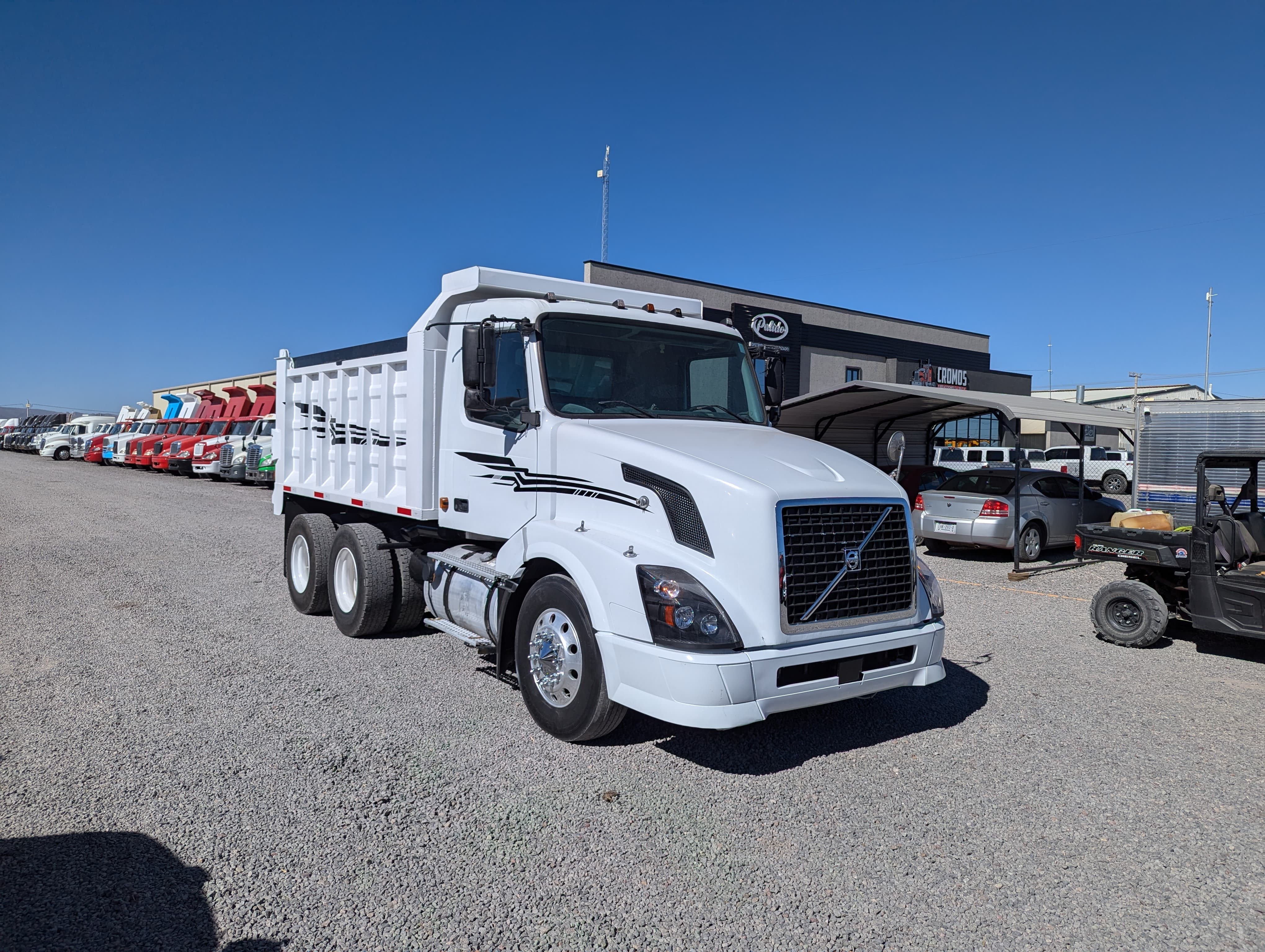 #1863 Camion Volteo Dompe 14 mts Volvo 2006 Motor Cummins ISX 400-hp Estándar 10 Vel. 42,000lb