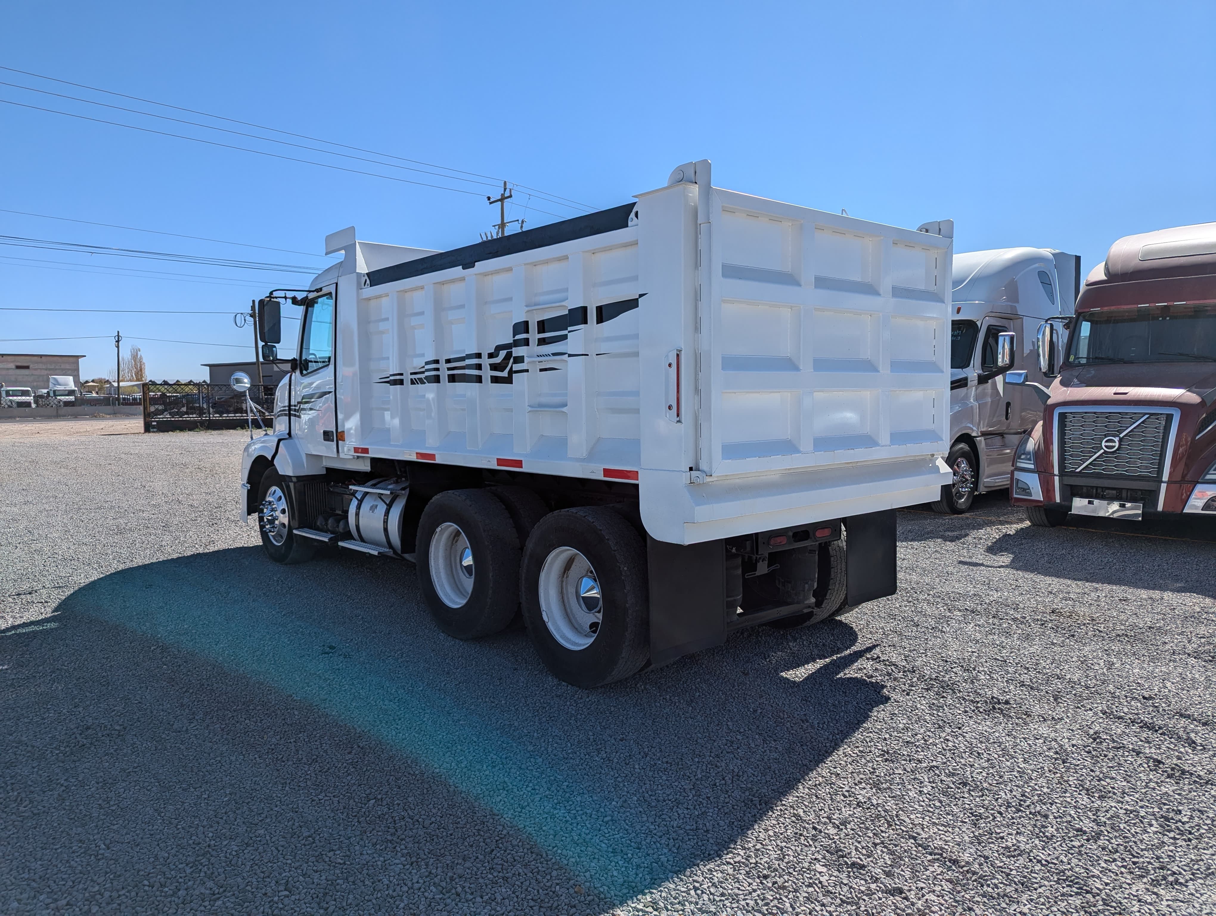 #1863 Camion Volteo Dompe 14 mts Volvo 2006 Motor Cummins ISX 400-hp Estándar 10 Vel. 42,000lb