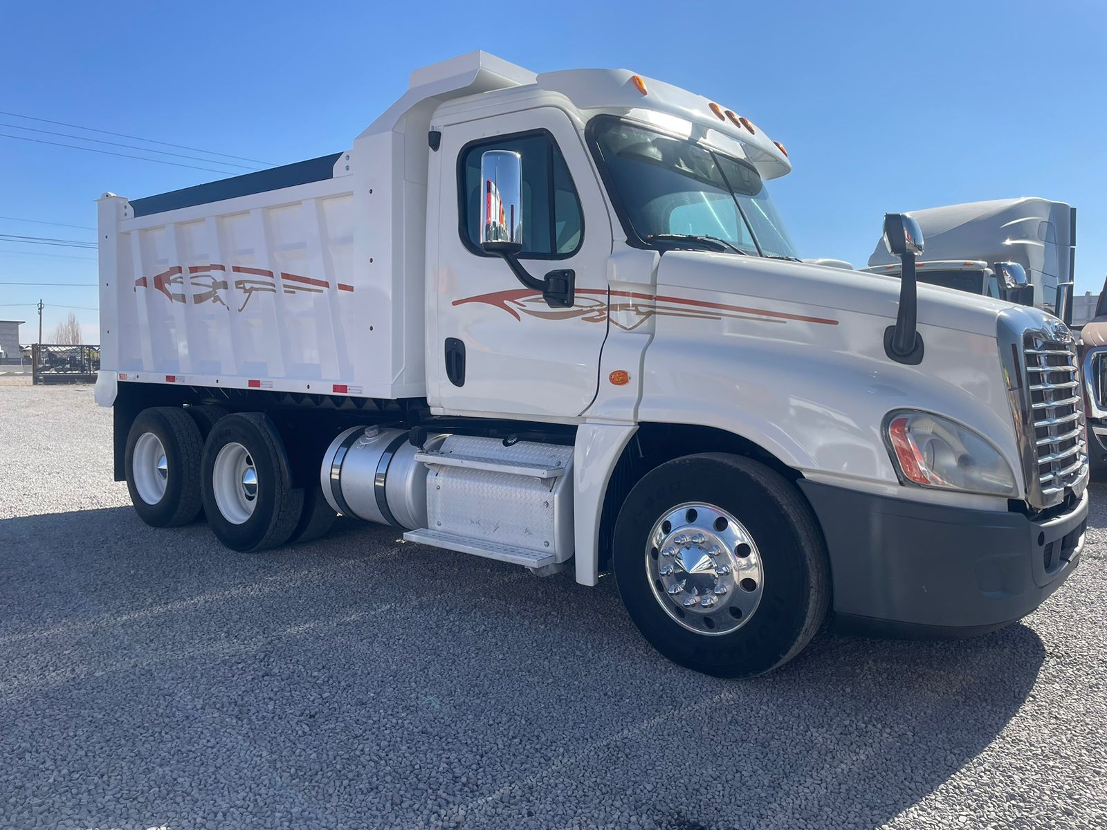 #2128 Camion Volteo Dompe 14 mts Freightliner 2013 Motor Detroit Estándar 13 Vel. 42,000lb