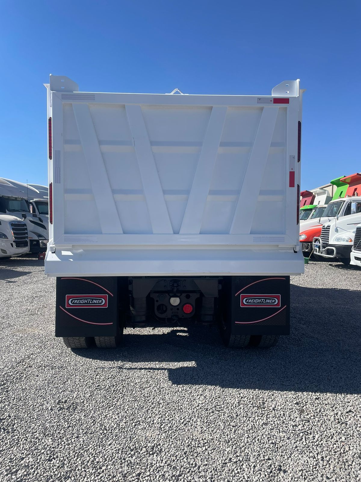 #2128 Camion Volteo Dompe 14 mts Freightliner 2013 Motor Detroit Estándar 13 Vel. 42,000lb