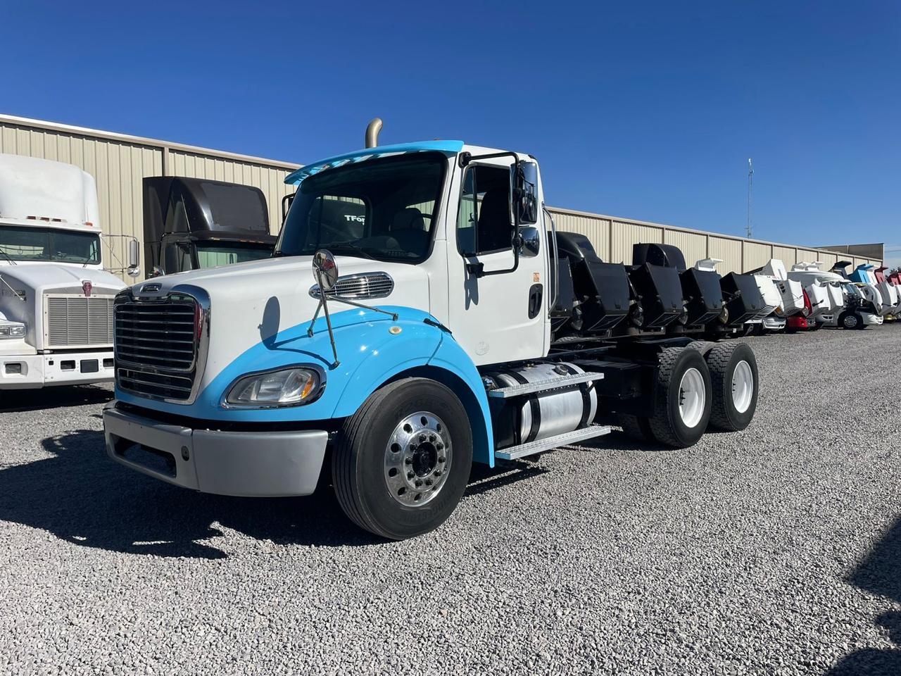 #2711 Camión Day Cab Marca Freightliner Modelo M2 2014 Motor Detroit Estándar 10 Vel. 1,300lb