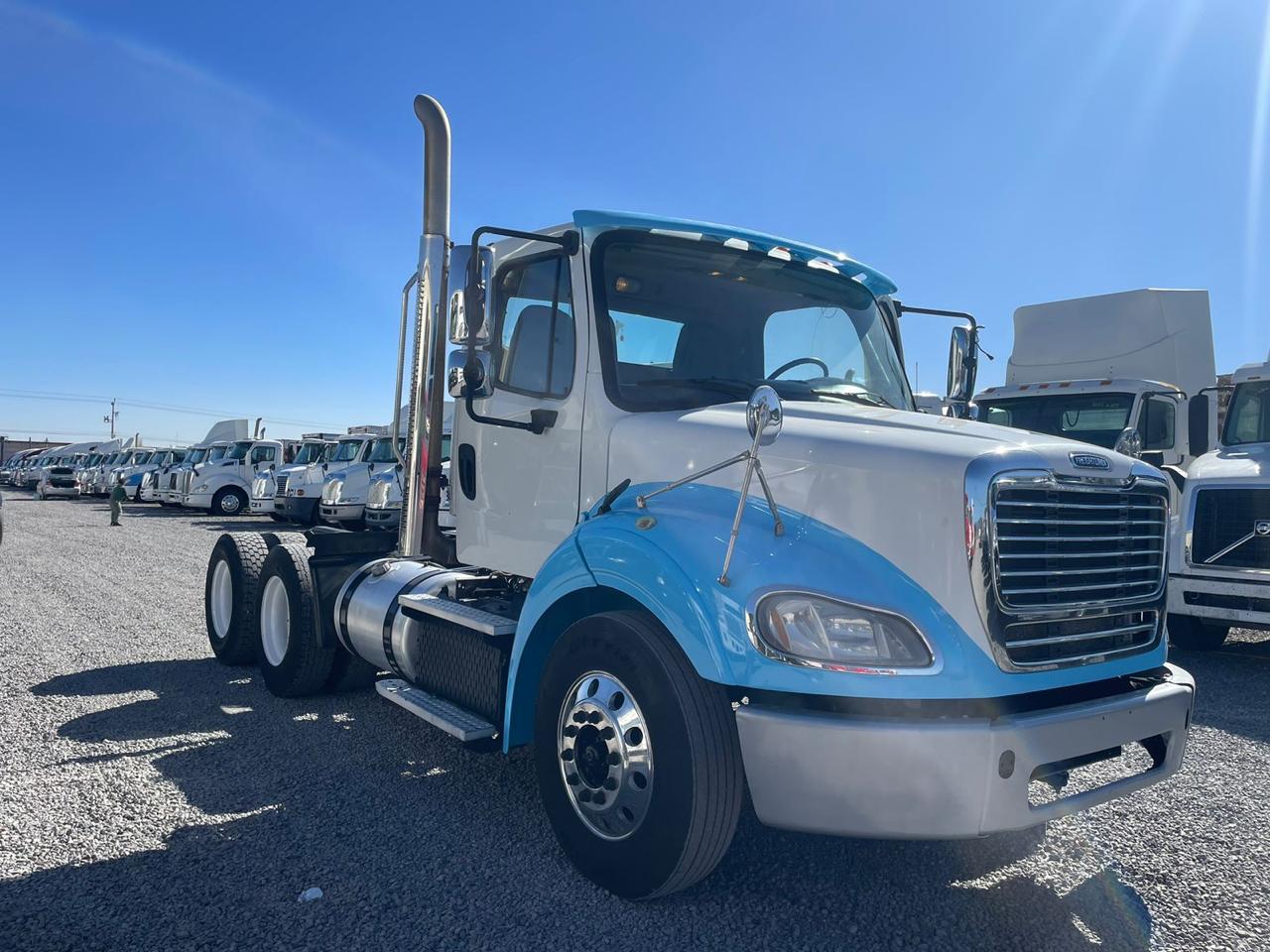 #2711 Camión Day Cab Marca Freightliner Modelo M2 2014 Motor Detroit Estándar 10 Vel. 1,300lb