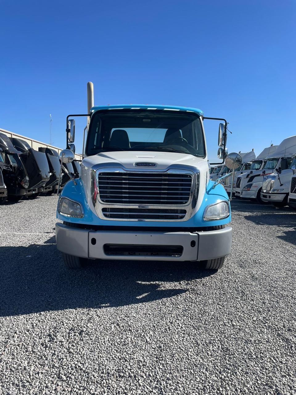 #2711 Camión Day Cab Marca Freightliner Modelo M2 2014 Motor Detroit Estándar 10 Vel. 1,300lb