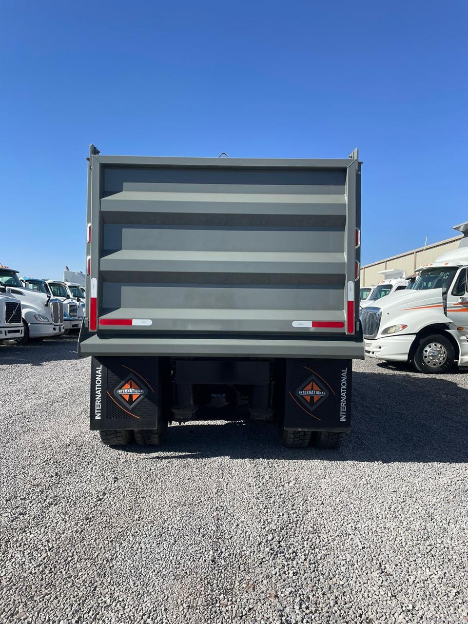 #1864 Camion Volteo Dompe 14 mts International 2007 Motor Cummins Estándar 10 Vel. 42,000lb Suspension de Aire