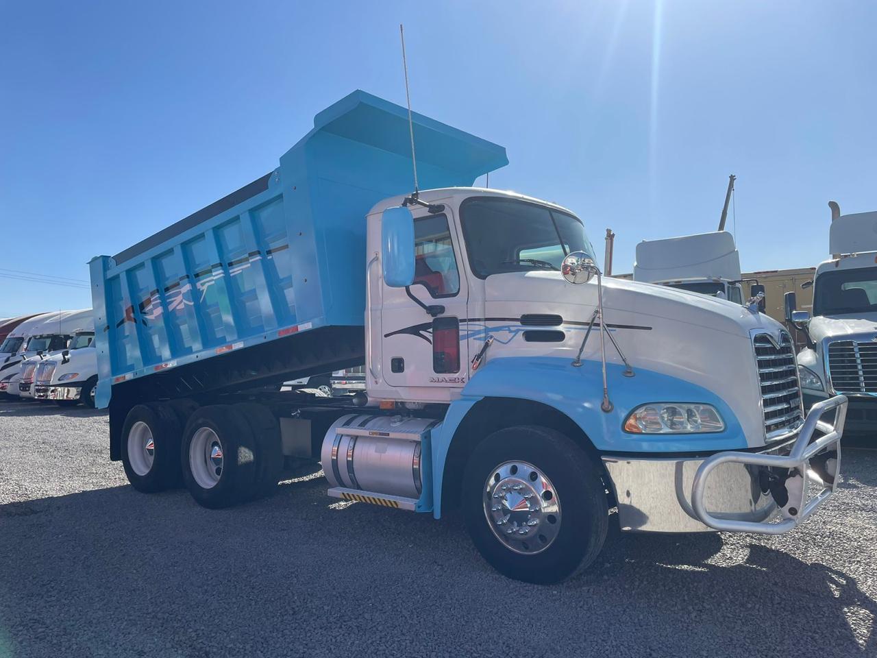#2518 Camion Volteo Dompe 14 mts  Mack 2009 Motor Mack Estándar 10 Vel. 42,000lb Suspension de Aire