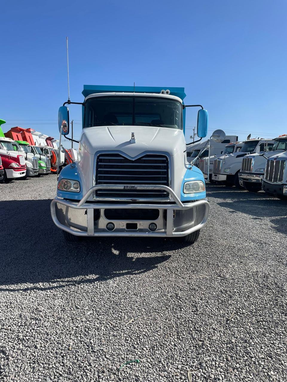 #2518 Camion Volteo Dompe 14 mts  Mack 2009 Motor Mack Estándar 10 Vel. 42,000lb Suspension de Aire