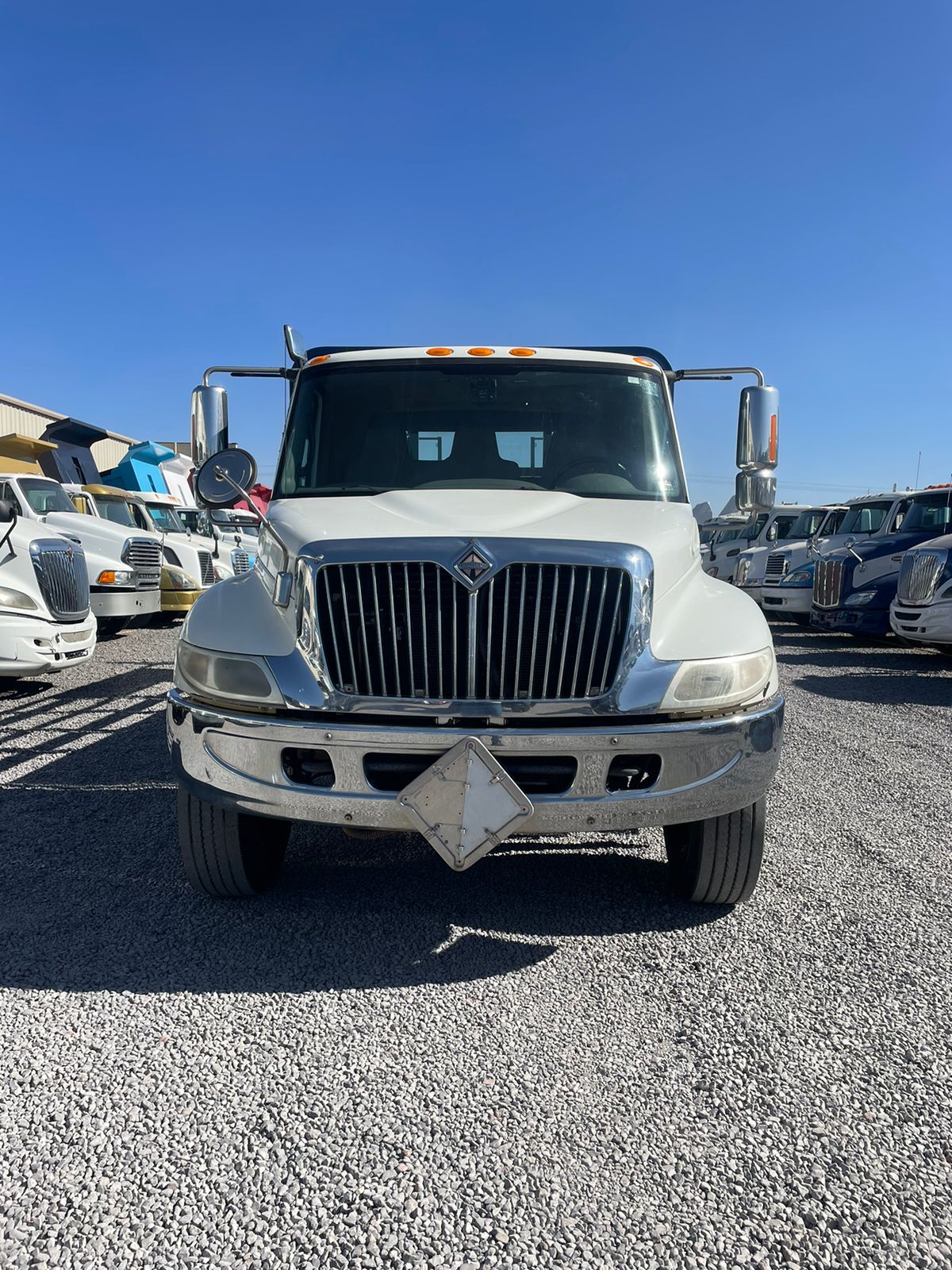 #2770 Camion con Plataforma International Motor International Dt-466 2006 Automático 42,000lb