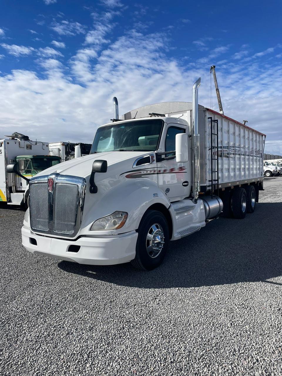 #2262 Camion con Caja Granelera 23' Kenworth 2015 Modelo T680 Motor Cummins ISX15-450hp Automatico 42,000lb
