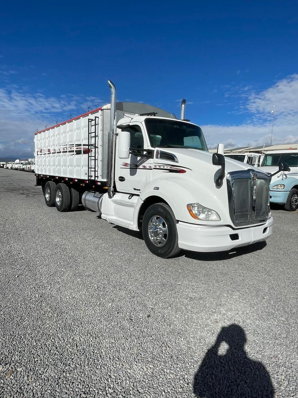 #2262 Camion con Caja Granelera 23' Kenworth 2015 Modelo T680 Motor Cummins ISX15-450hp Automatico 42,000lb
