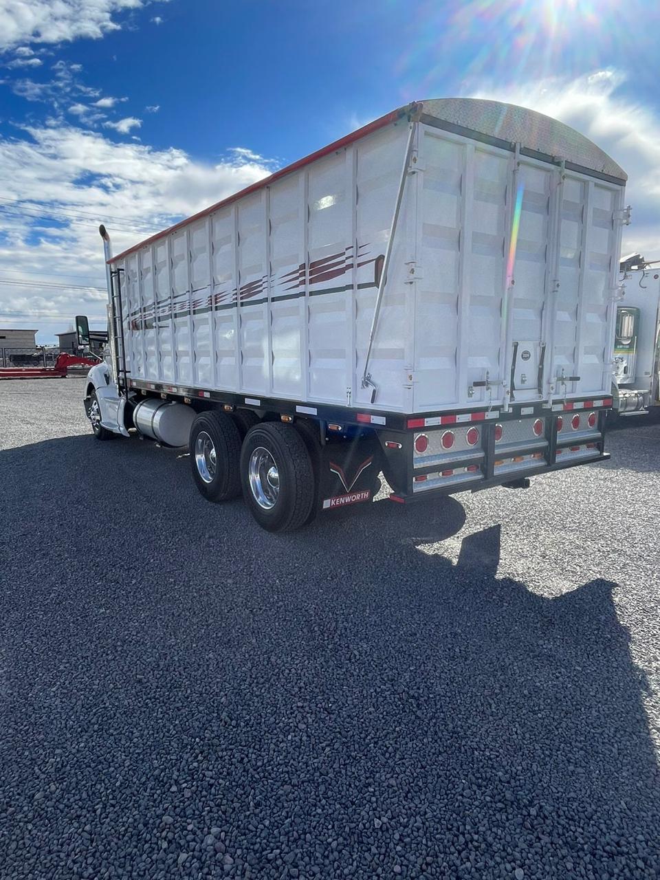 #2262 Camion con Caja Granelera 23' Kenworth 2015 Modelo T680 Motor Cummins ISX15-450hp Automatico 42,000lb