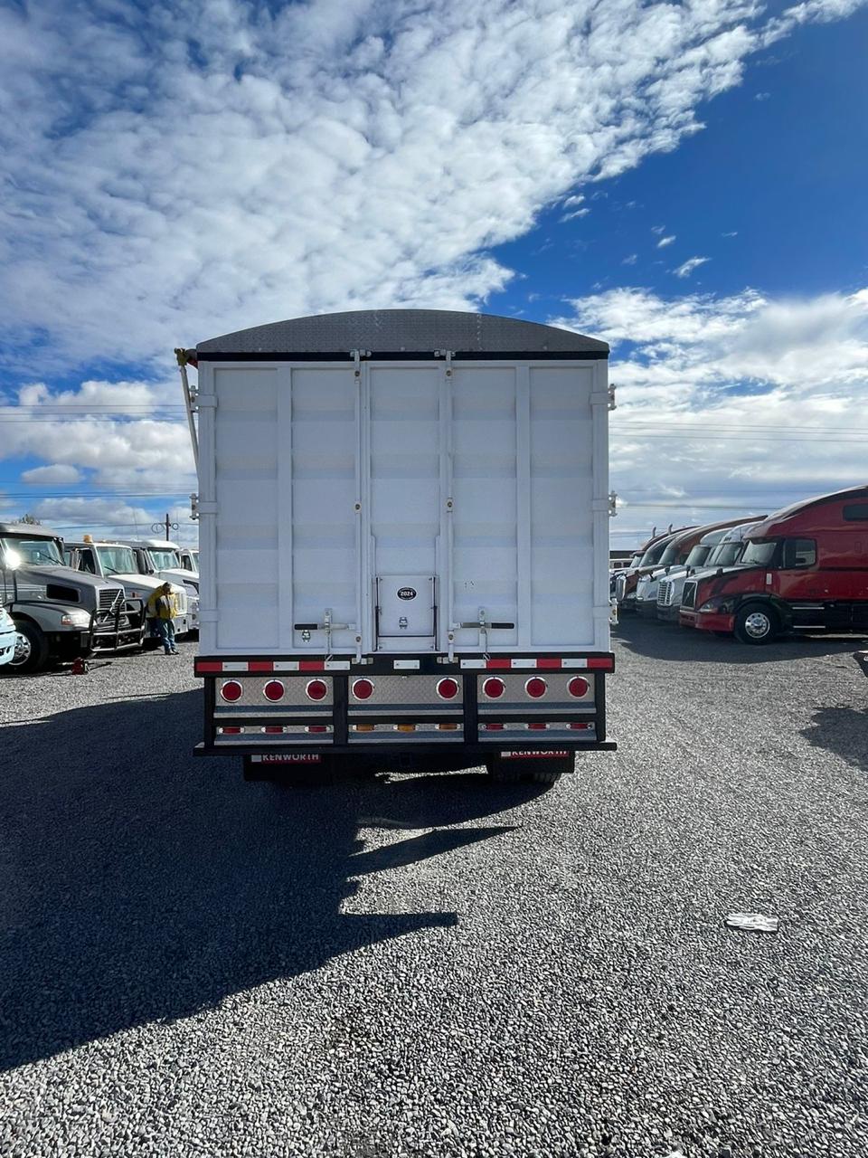 #2262 Camion con Caja Granelera 23' Kenworth 2015 Modelo T680 Motor Cummins ISX15-450hp Automatico 42,000lb