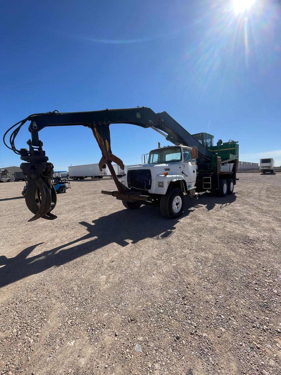 #2638 Camion Grua Ford 1993 Modelo LT8000 Motor Cummins Diesel Estandar 10 Vel. 42,000lb Articulada Jhon Deere