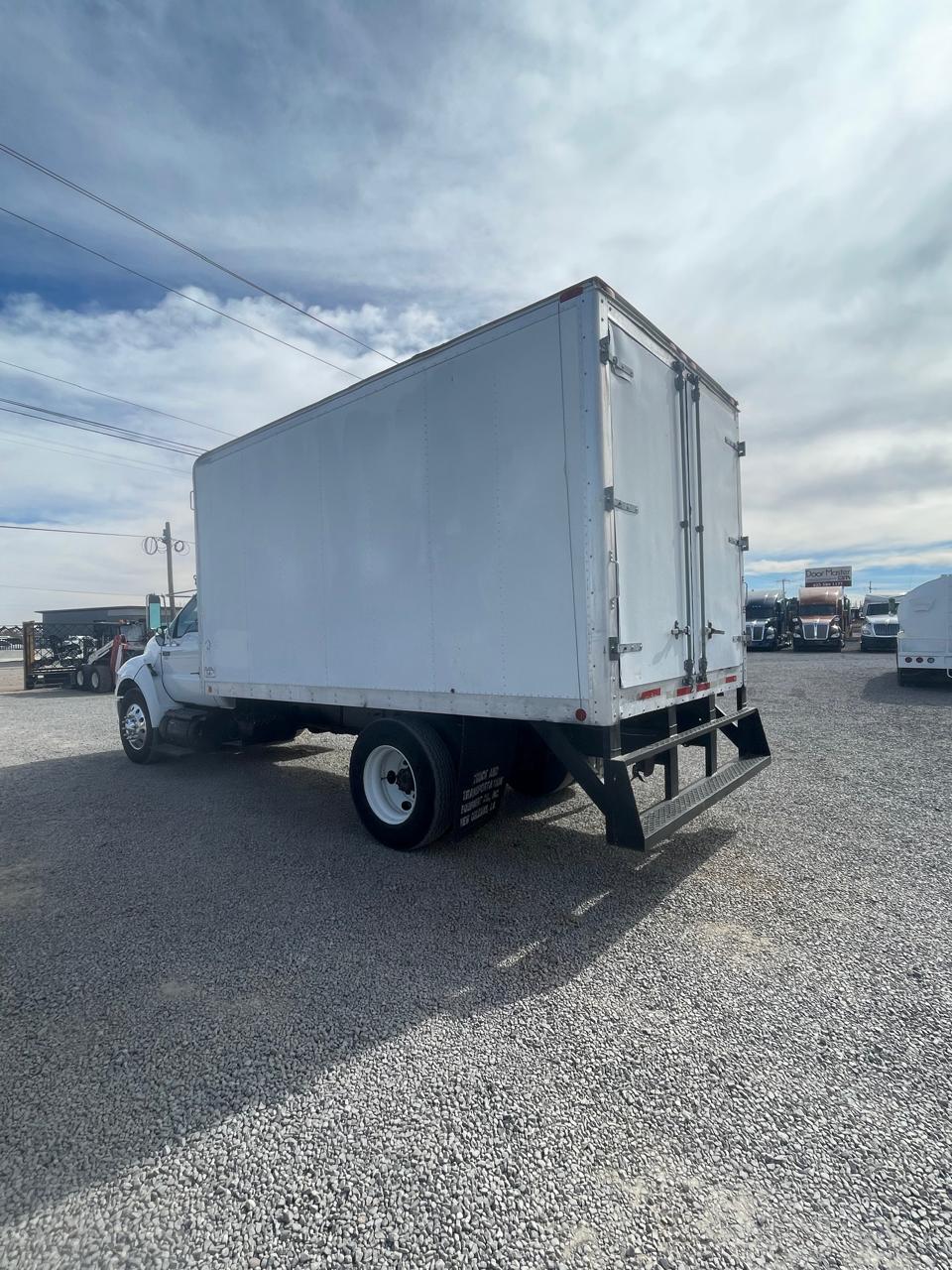 #1335 Camion con Caja Refrigerada Ford 2010 Modelo F650 Motor Cummins Automatico 1300lb 16' X 8'