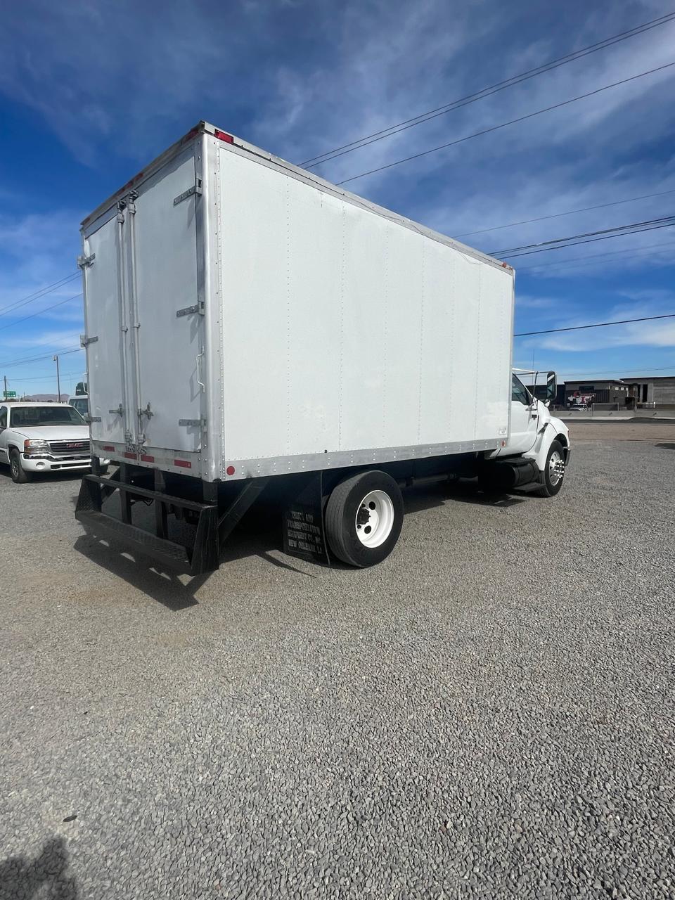 #1335 Camion con Caja Refrigerada Ford 2010 Modelo F650 Motor Cummins Automatico 1300lb 16' X 8'