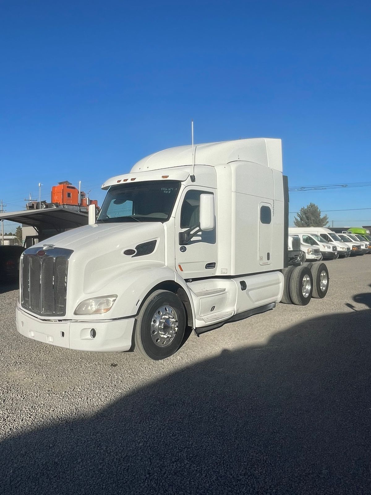 #2432 Camión Peterbilt 2017 Modelo 579 Motor Paccar Estandar 13 Vel. 42,000lb Placas Estatales