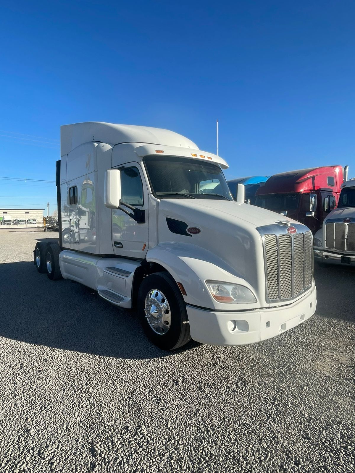 #2432 Camión Peterbilt 2017 Modelo 579 Motor Paccar Estandar 13 Vel. 42,000lb Placas Estatales