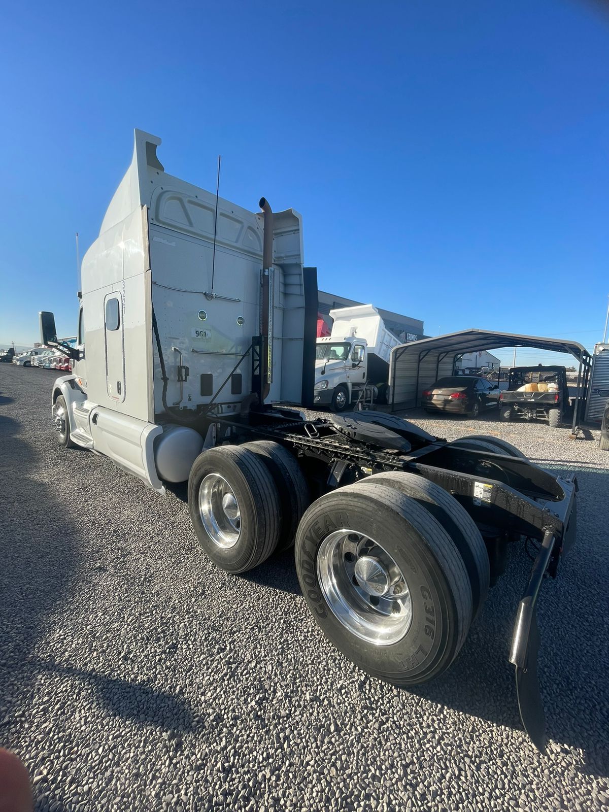 #2432 Camión Peterbilt 2017 Modelo 579 Motor Paccar Estandar 13 Vel. 42,000lb Placas Estatales