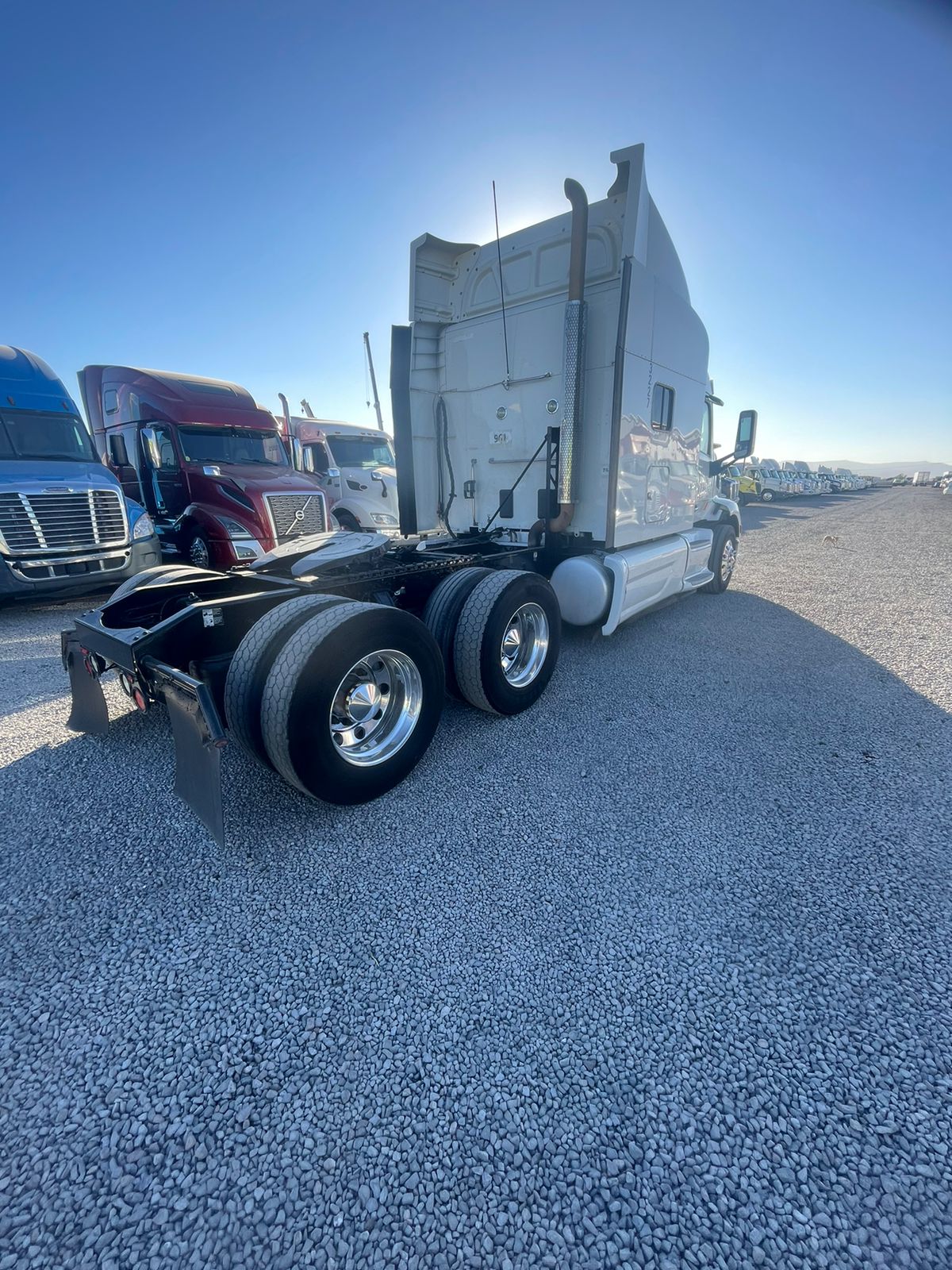 #2432 Camión Peterbilt 2017 Modelo 579 Motor Paccar Estandar 13 Vel. 42,000lb Placas Estatales