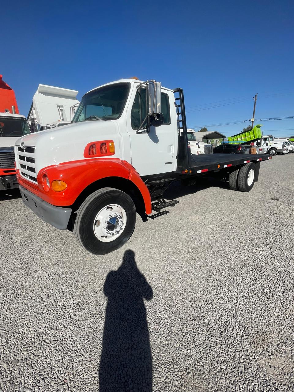 #1537 / #1560 Camion con Plataforma Sterling 1999 Modelo 4x2 Motor Cummins Automatico 1300lb