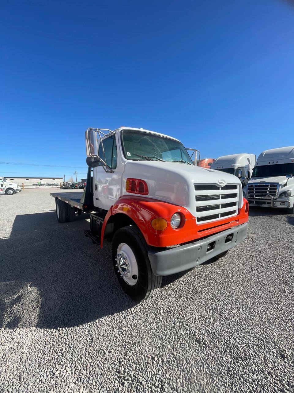 #1537 / #1560 Camion con Plataforma Sterling 1999 Modelo 4x2 Motor Cummins Automatico 1300lb