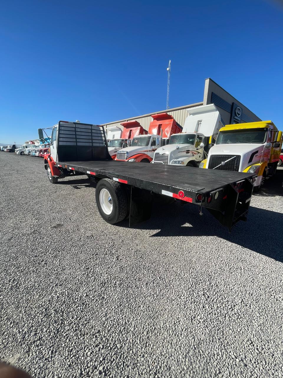 #1537 / #1560 Camion con Plataforma Sterling 1999 Modelo 4x2 Motor Cummins Automatico 1300lb