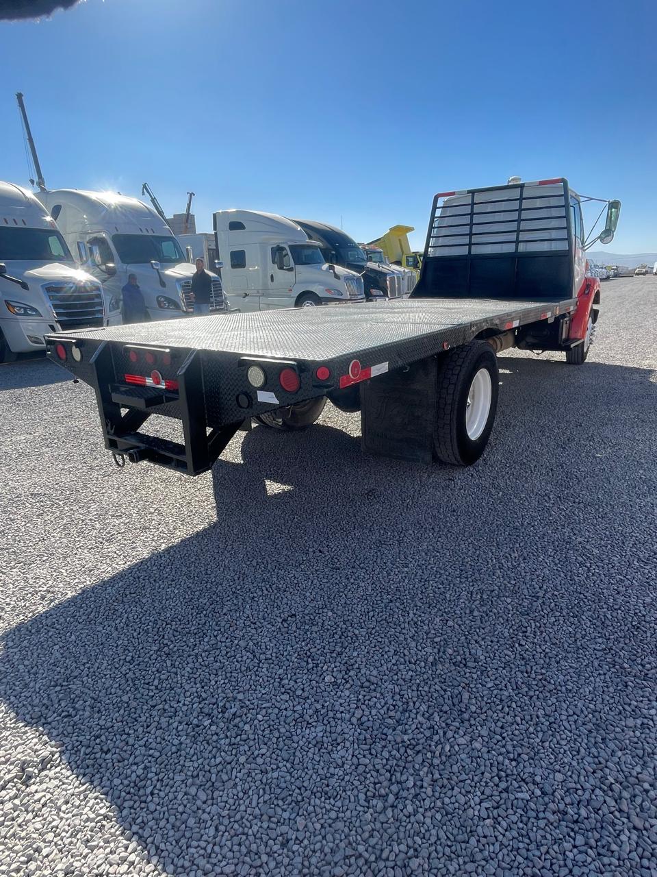 #1537 / #1560 Camion con Plataforma Sterling 1999 Modelo 4x2 Motor Cummins Automatico 1300lb