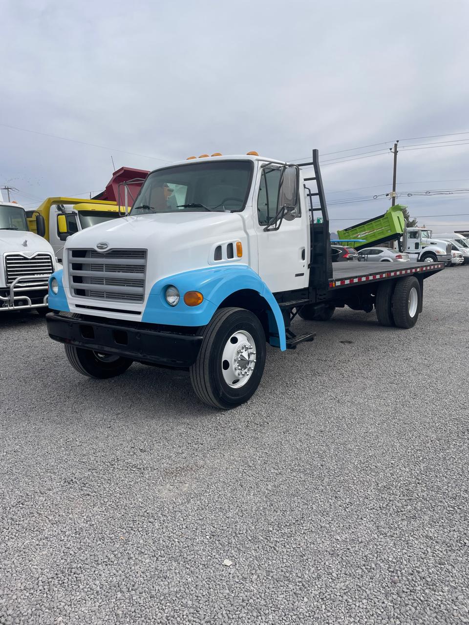 #1537 Camion con Plataforma Sterling 1999 Motor Cummins Modelo 4x2 Automatico 1300lb