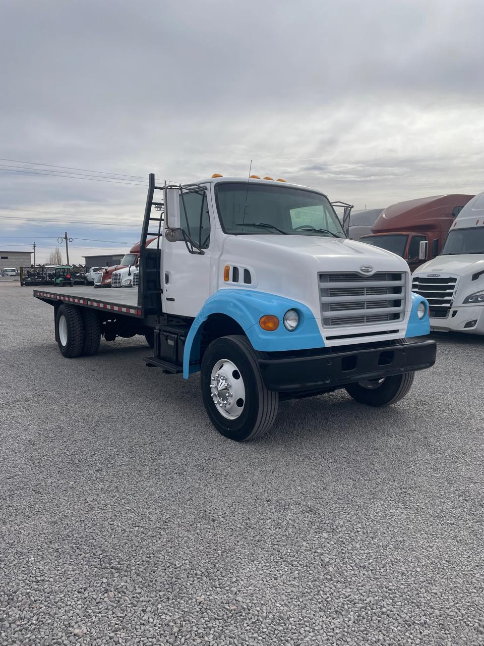 #1537 Camion con Plataforma Sterling 1999 Motor Cummins Modelo 4x2 Automatico 1300lb