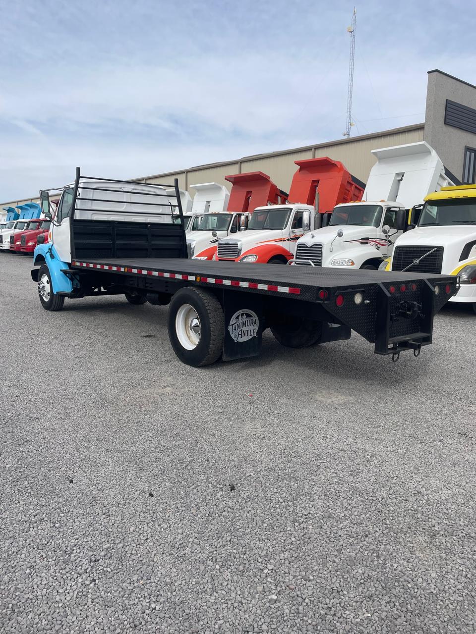 #1537 Camion con Plataforma Sterling 1999 Motor Cummins Modelo 4x2 Automatico 1300lb