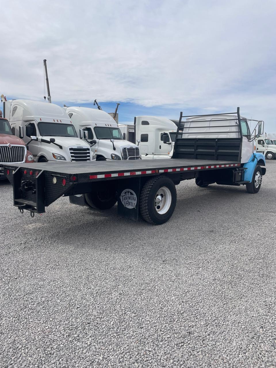 #1537 Camion con Plataforma Sterling 1999 Motor Cummins Modelo 4x2 Automatico 1300lb