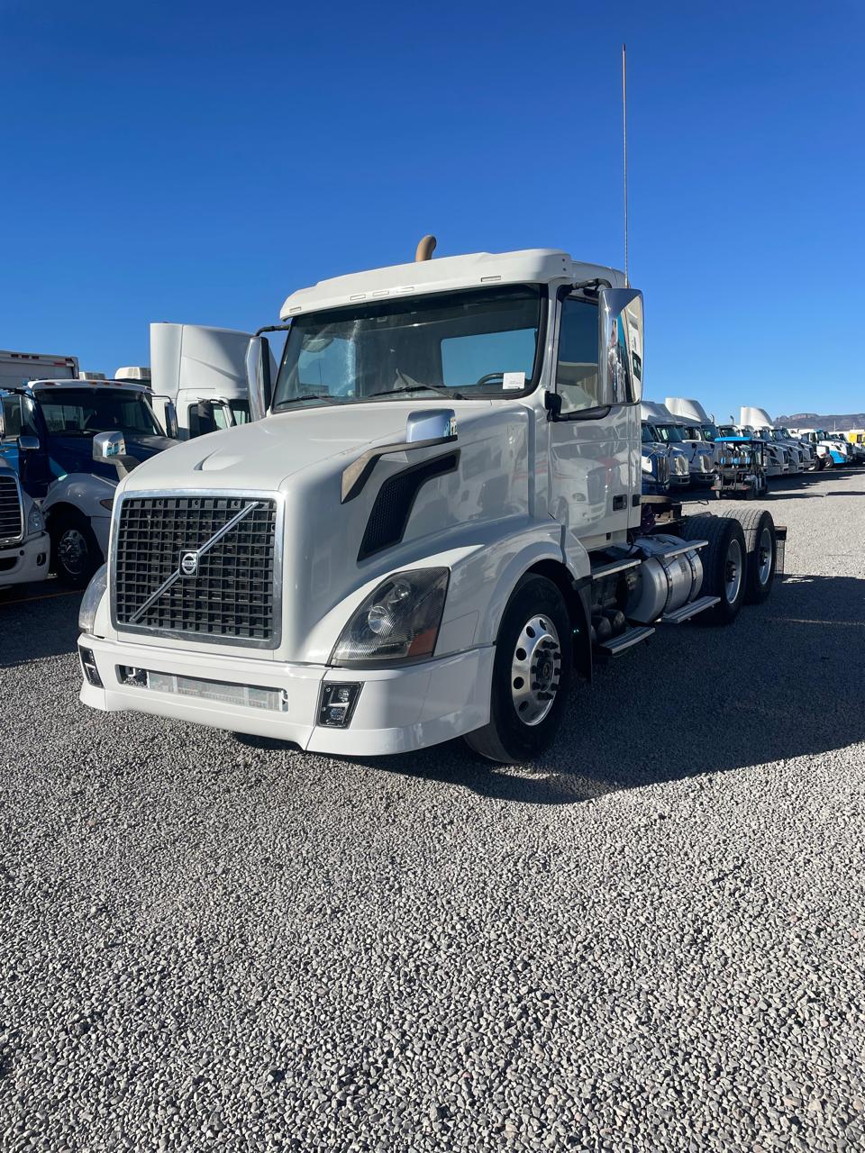 #2760 Camion Day Cab Volvo 2014  Motor Volvo D11 Estandar 10 Vel. 42,000lb