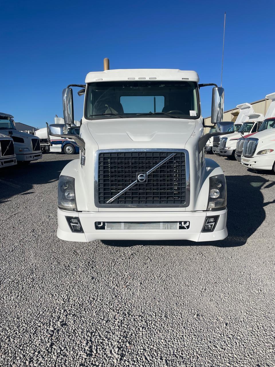 #2760 Camion Day Cab Volvo 2014  Motor Volvo D11 Estandar 10 Vel. 42,000lb