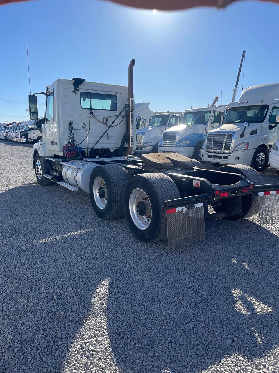 #2760 Camion Day Cab Volvo 2014  Motor Volvo D11 Estandar 10 Vel. 42,000lb