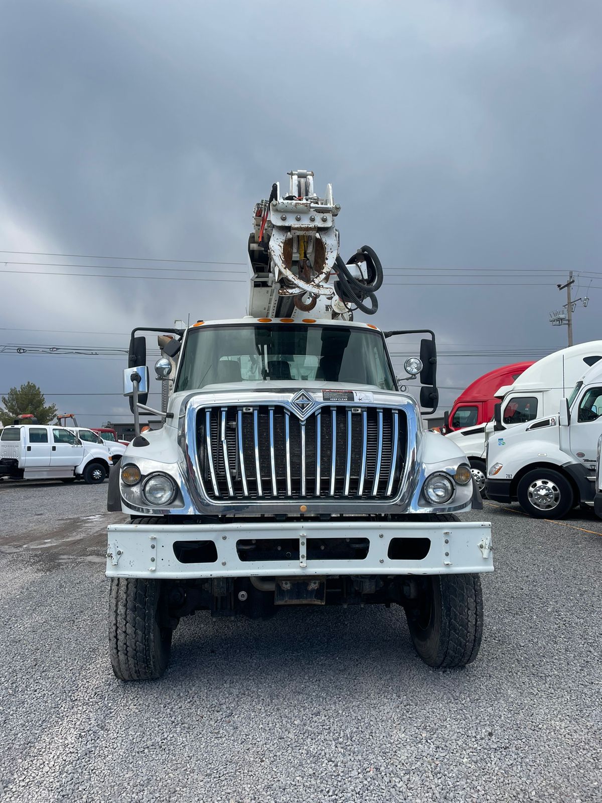 #2423 Camion con Pluma De Perforación International 2008 Motor Maxxforce Automatico 13,000lb