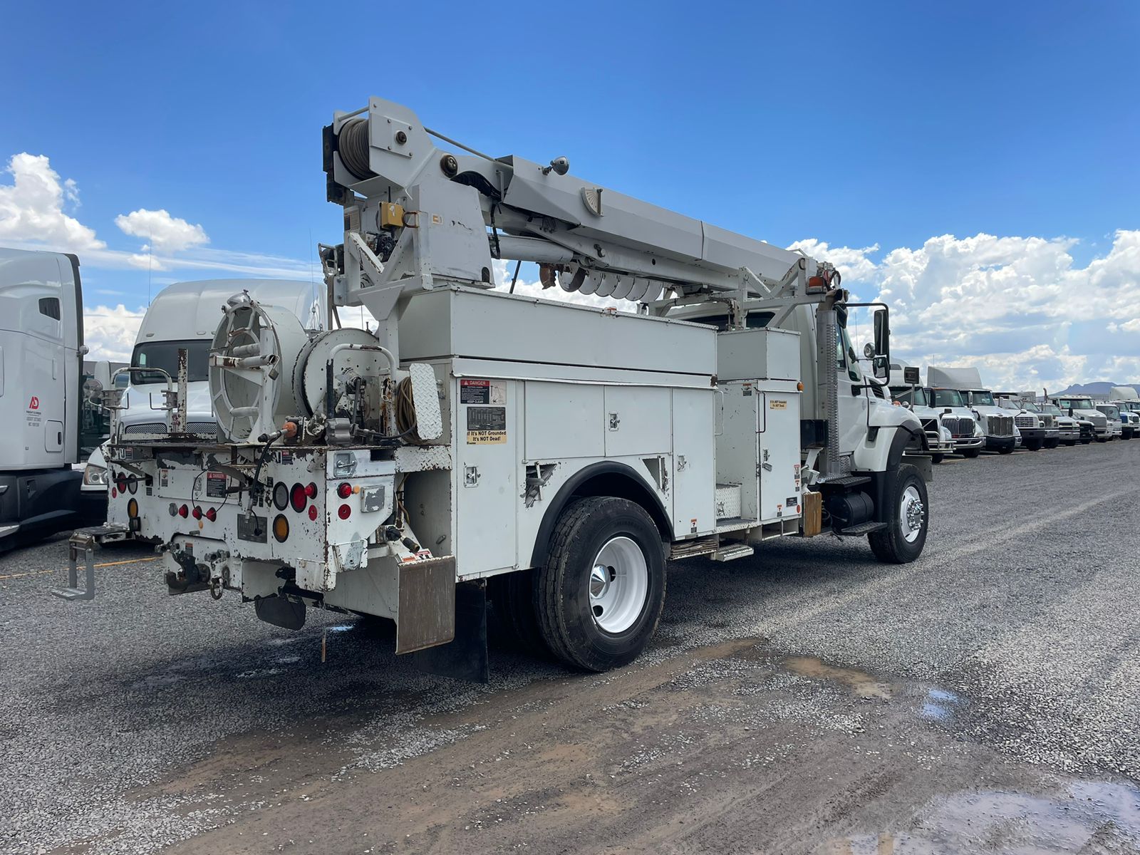 #2423 Camion con Pluma De Perforación International 2008 Motor Maxxforce Automatico 13,000lb